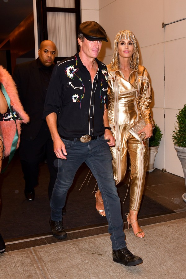 NEW YORK, NY - SEPTEMBER 06:  Rande Gerber and Cindy Crawford leave Times Square EDITION on September 6, 2019 in New York City.  (Photo by James Devaney/GC Images) (Foto: GC Images)