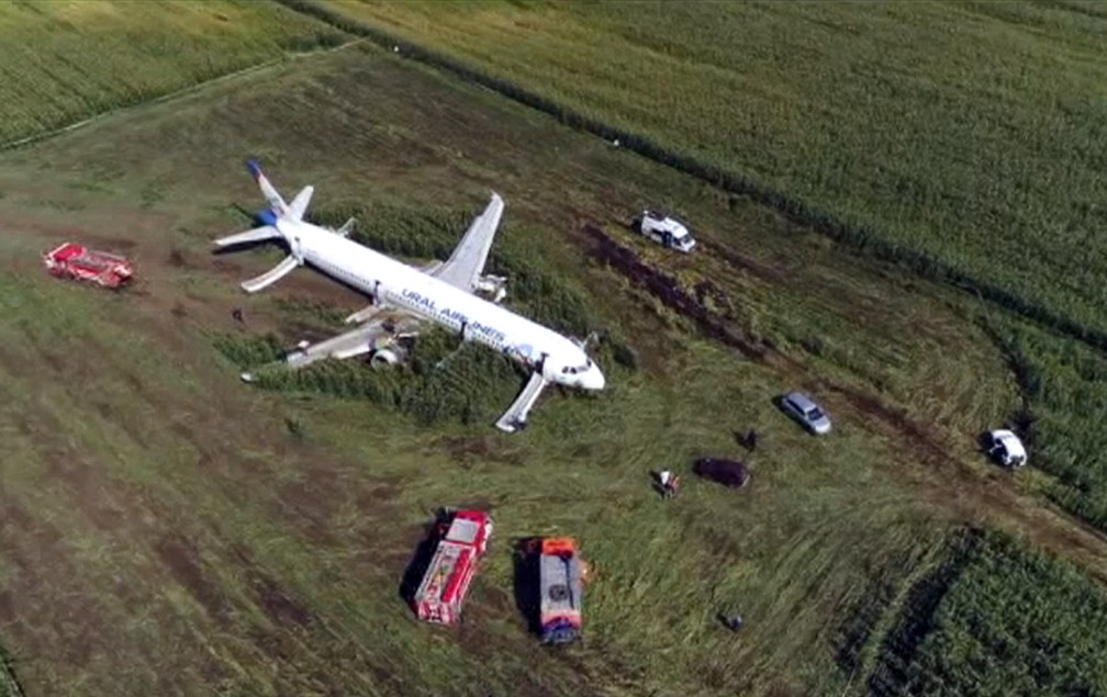Airbus A321 da Ural Airlines após um pouso forçado em um milharal nos arredores do aeroporto de Zhukovsky, em Moscou — Foto: U-RTR Russian Television via AP