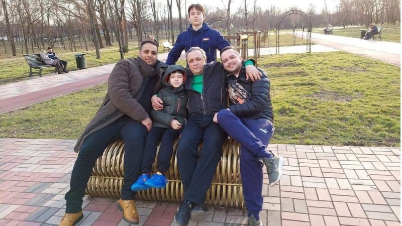 Ashraf com sua família em um parque em Kryvyi Rih (Foto: BBC News)