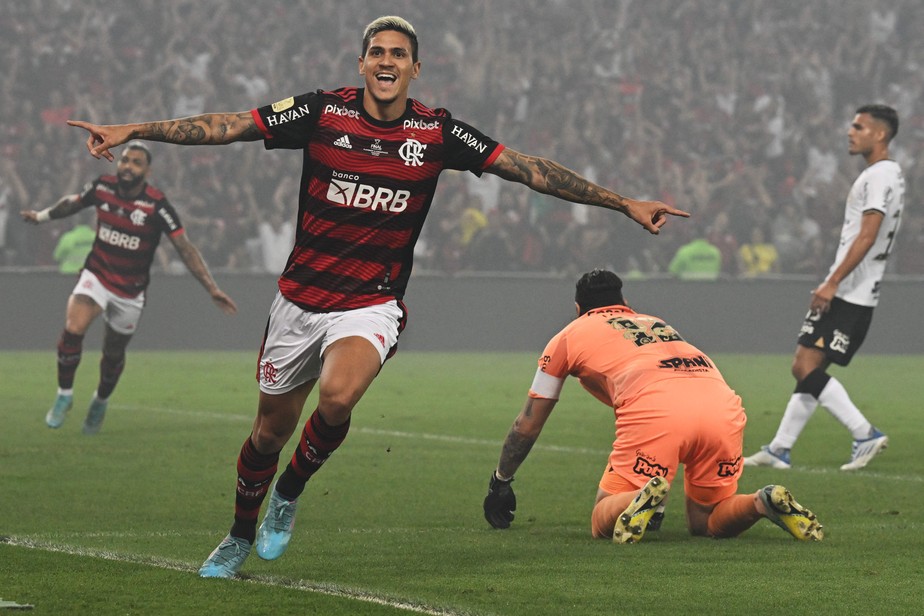 O atacante do Flamengo Pedro comemora após abrir o placar contra o Corinthians durante a partida de volta da final da Copa do Brasil, Maracanã. O time da casa garantiu o tetracampeonato