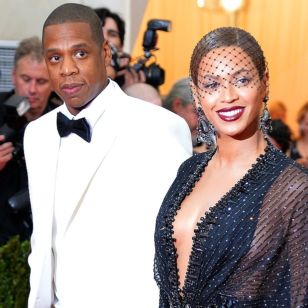 Beyoncé, hoje com 33 anos de idade, conheceu Jay-Z quando ela tinha 18 (ele é quase 12 anos mais velho). Porém, só assumiram namoro publicamente em 2004, quando foram de mãos dadas ao VMA. O casamento veio quatro anos depois e, em janeiro de 2012, Beyoncé deu à luz a primeira filha, Blue Ivy. (Foto: Getty Images)