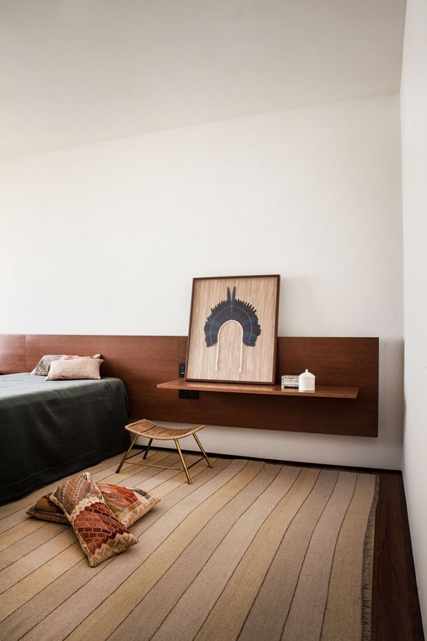 Décor do dia: madeira e tons terrosos marcam quarto minimalista (Foto: Divulgação)