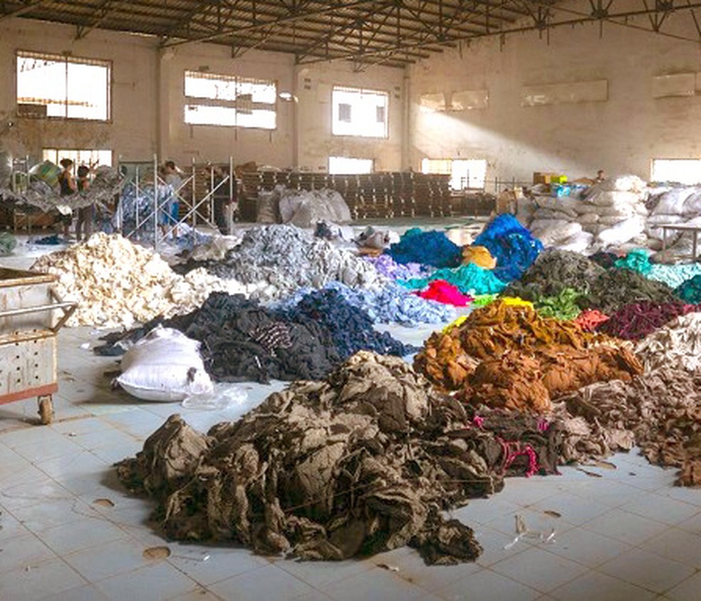 Indústria da moda é uma das mais poluentes do mundo e gera grande quantidade de resíduos sólidos — Foto: Sharon Mccutch/Unsplash