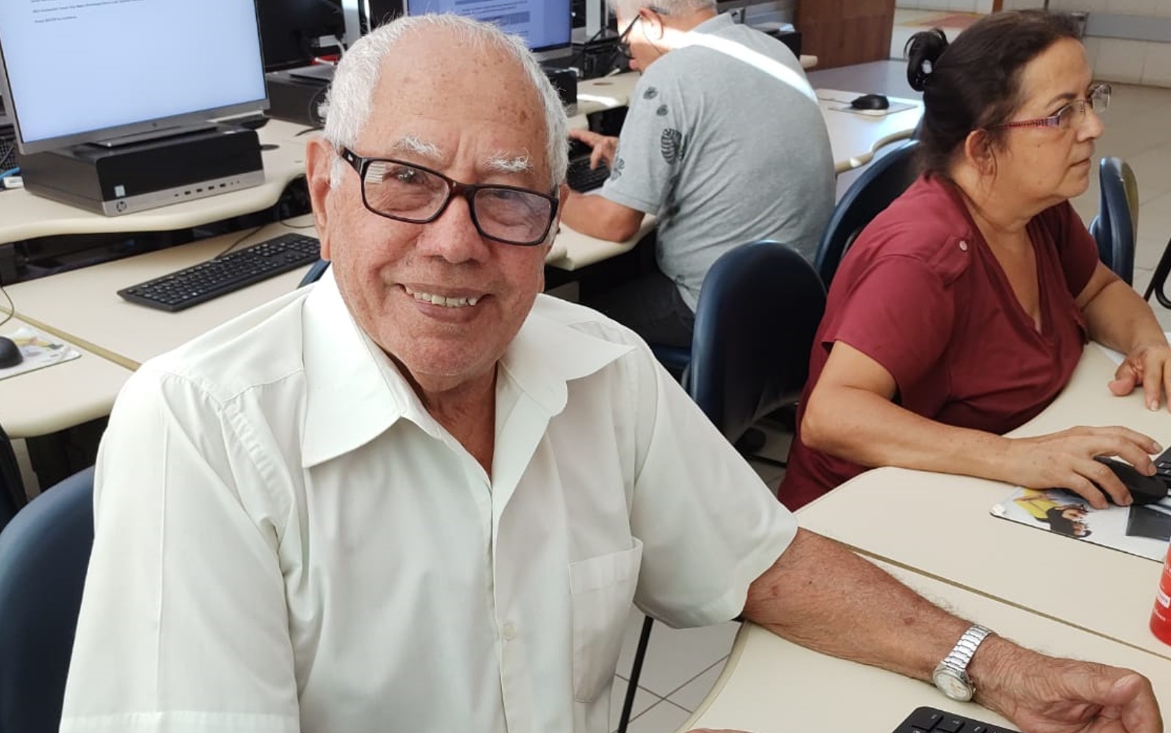 Após incentivo do neto, idoso de 91 anos frequenta aulas de informática junto com a namorada de 74, em Jataí