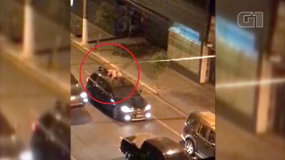 Quadrilha que explodiu banco usou refém como escudo no teto de carro e drones para monitorar PM — Foto: Reprodução