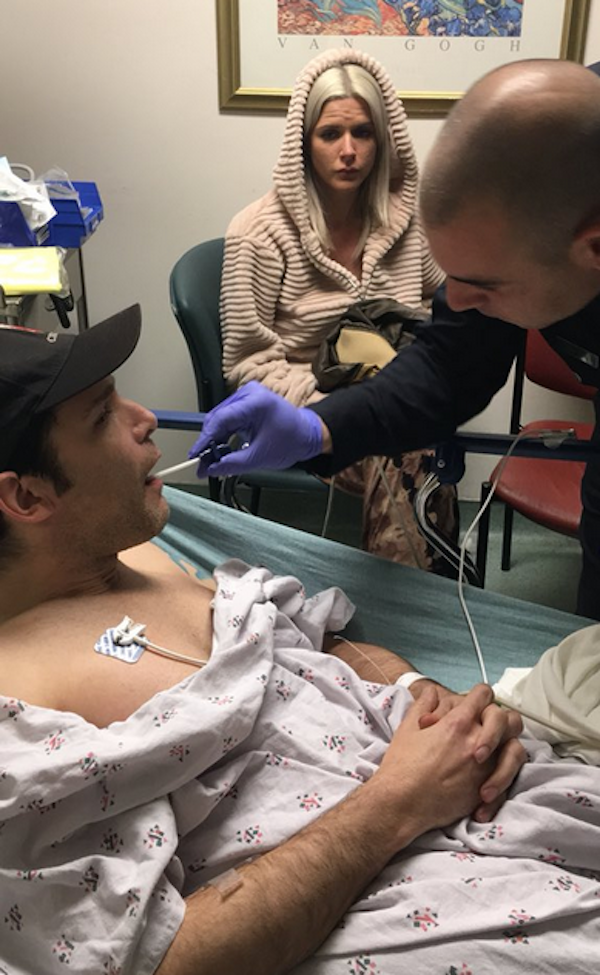 O ator Corey Feldman sendo atendido por um médico de um hospital de Los Angeles após ser esfaqueado (Foto: Twitter)