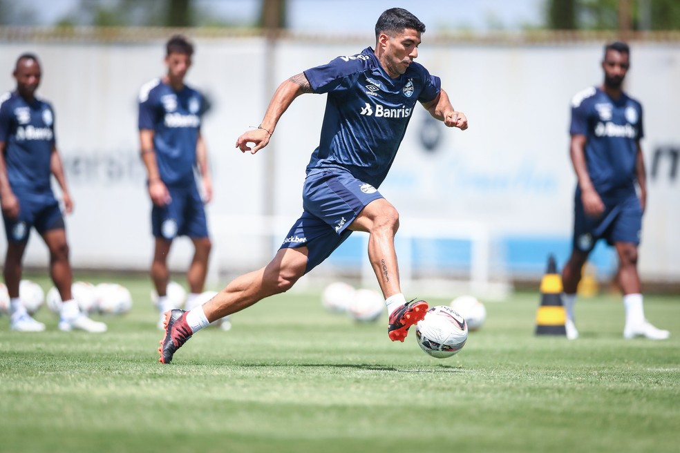 Suárez já treina com bola, mas faz trabalhos físicos à parte — Foto: Lucas Uebel/Divulgação Grêmio