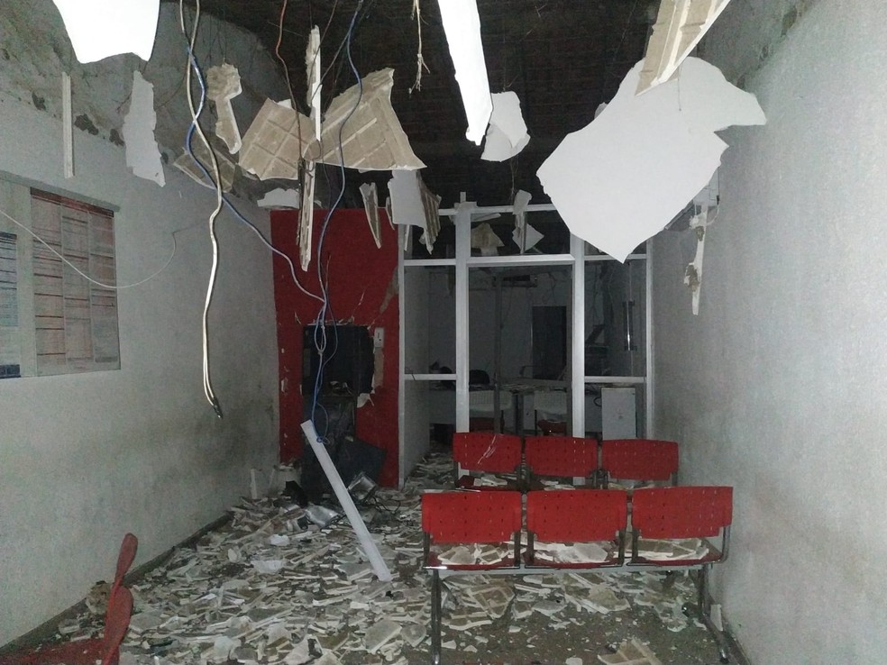 Correspondente bancário ficou destruído após explosões realizadas por criminosos na madrugada desta quinta-feira (3) em Luís Gomes, RN. — Foto: Redes sociais