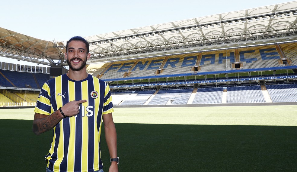Gustavo Henrique posa com a camisa do Fenerbahçe, seu novo clube — Foto: Reprodução/Twitter