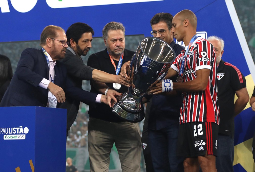 Miranda recebe a taça de vice-campeão do Paulista pelo São Paulo — Foto: Rubens Chiri / saopaulofc.net