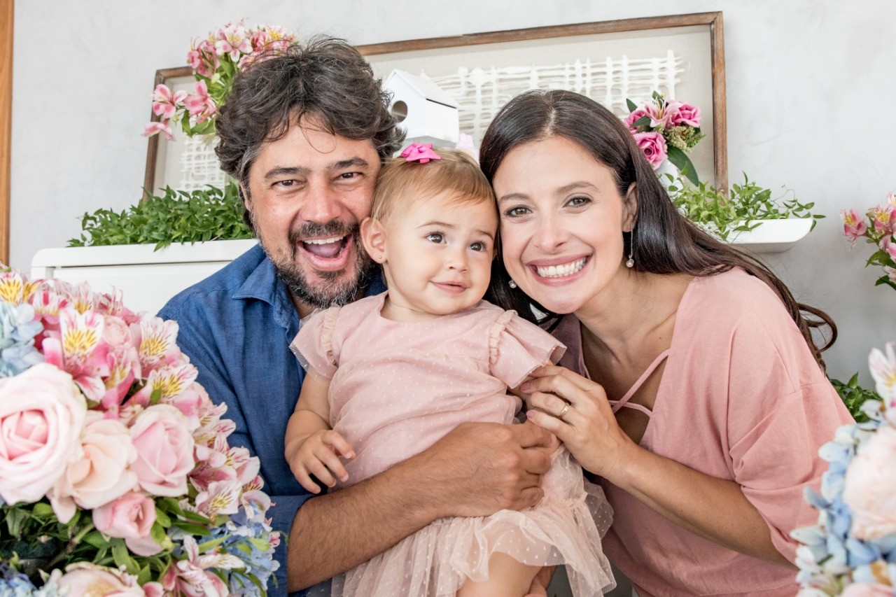 Bruna Spínola e René Sampaio com a filha, Maria Luísa (Foto: Thais Galardi/Divulgação)