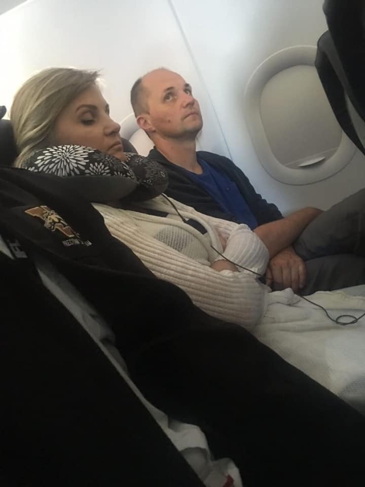 Passageira de avião relata que mulher não quis sentar ao seu lado por ela ser negra (Foto: re)
