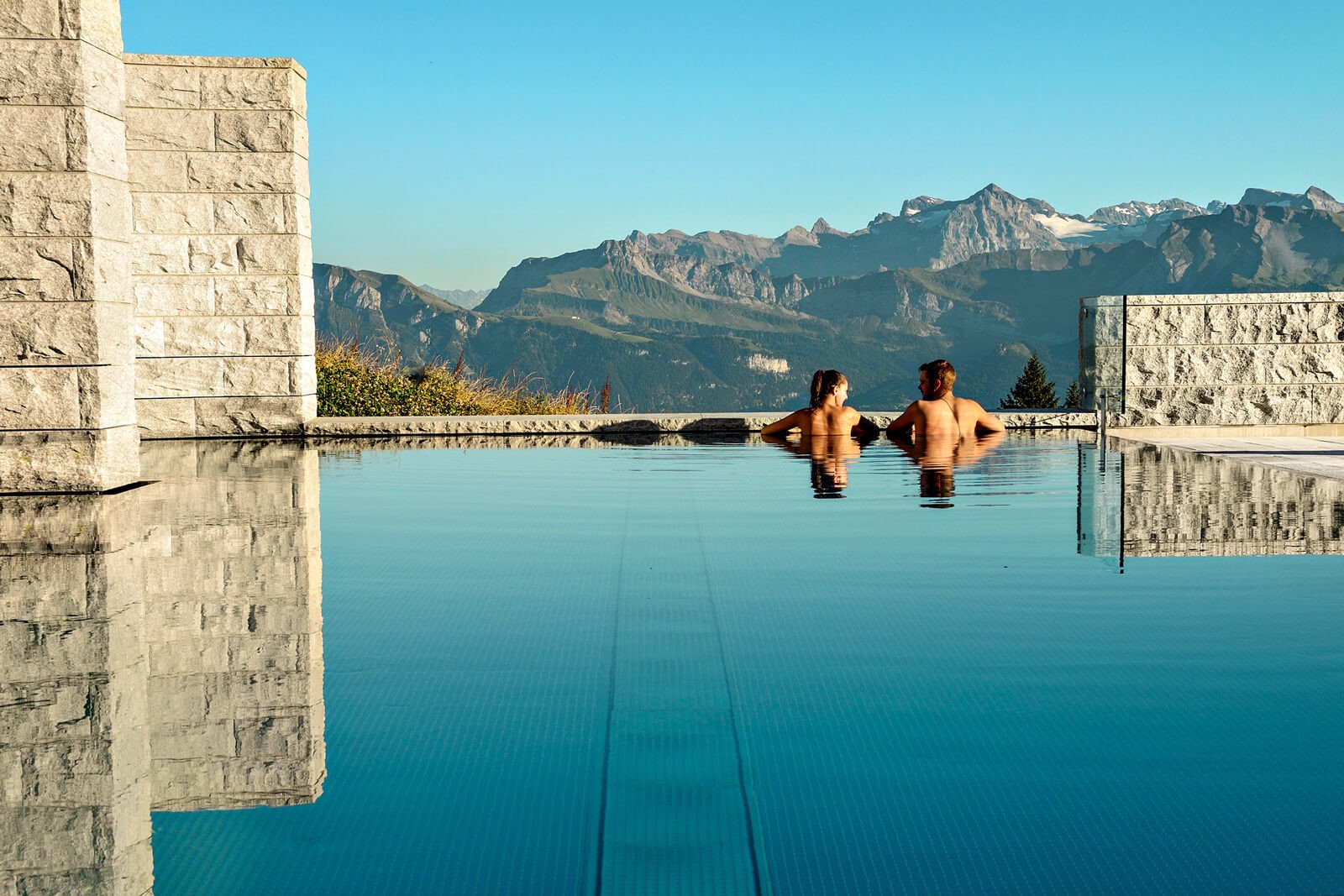 Vista de um dos espaços relaxantes próximos ao Lago Lucerna, na Suíça. (Foto: Divulgação)