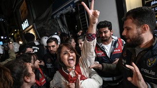 Manifestante é detida pela polícia turca turcos durante uma manifestação em Istambul, após a prisão do presidente do Sindicato dos Médicos da Turquia (TTB), Sebnem Korur Fincanci — Foto: OZAN KOSE/AFP