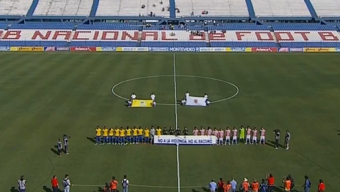 OFF - Jogadores de Brasil e de Paraguai exibem faixa contra racismo