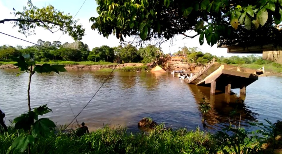 Imagem mostra ponte caída em Careiro, no Amazonas — Foto: Arquivo pessoal