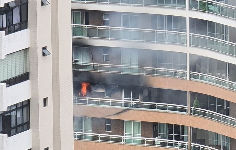Apartamento no Bairro Aldeota, em Fortaleza, sofre incêndio. — Foto: Gustavo Pelizzon/Sistema Verdes Mares