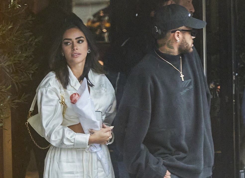 Bruna Biancardi segura flores dadas por Neymar &mdash; Foto: The Grosby Group
