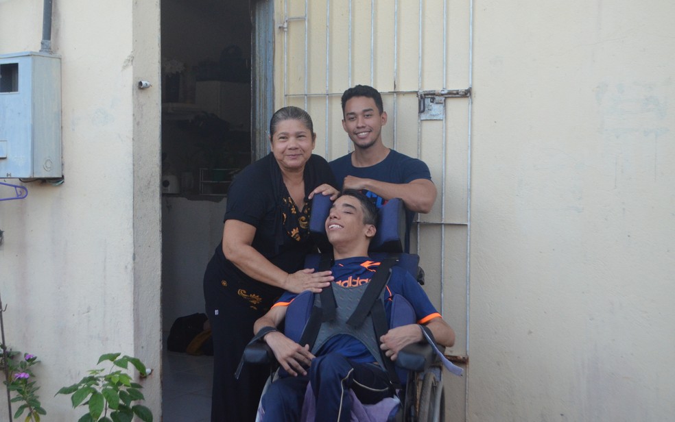 Mateus com a mãe Eliana Barros e o cuidador Daniel Lima — Foto: John Pacheco/G1