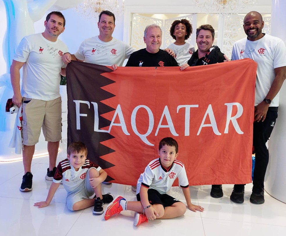 FlaQatar posa para foto com Zico &mdash; Foto: Arquivo Pessoal