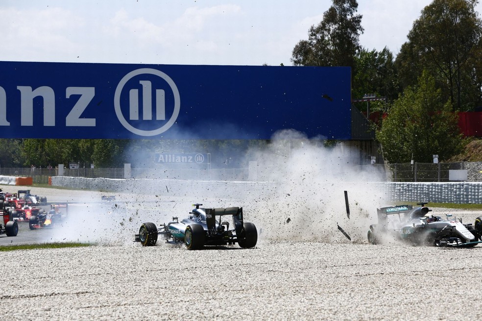 Hamilton e Rosberg colidiram no GP da Espanha em 2016; Mercedes quer evitar que conflitos se repitam com a chegada de Russell  — Foto: Zak Mauger/LAT/REX/Shutterstock