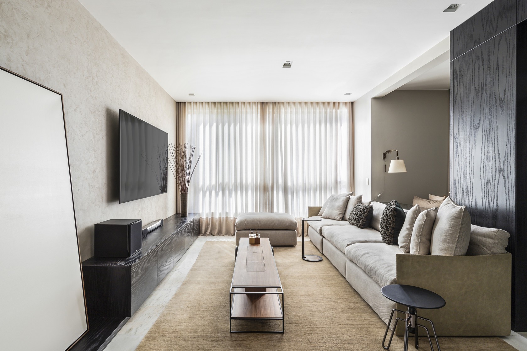 Décor do dia: sala de estar com estilo contemporâneo e paleta neutra (Foto: Ivan Araújo)