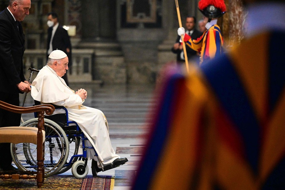Em cadeira de rodas, Papa Francisco participa de velório para cardeal eslovaco Jozef Tomko