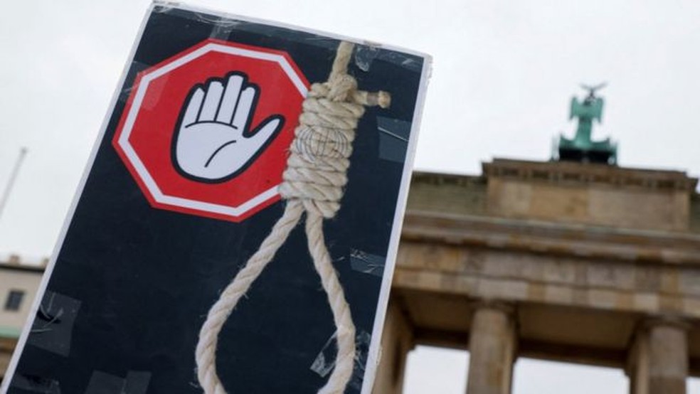 A repressão do Irã aos manifestantes - e a primeira execução na semana passada - foram condenadas em todo o mundo.  — Foto: Reuters via BBC