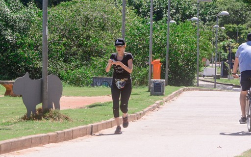 Maria Eduarda de Carvalho usa álcool gel durante dia de exercícios no Rio