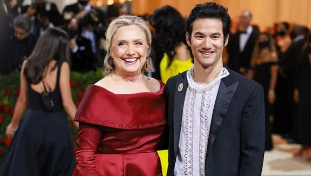 Ex-candidata presidencial Hilary Clinton (à esquerda) trabalhou com o estilista Joseph Altuzarra (à direita) em seu vestido, que tem os nomes de 60 mulheres famosas do passado bordados nele (Foto: GETTY IMAGES via BBC)