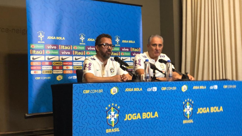 Ao lado de Cleber Xavier, Tite concede última entrevista coletiva em Singapura — Foto: Raphael Zarko