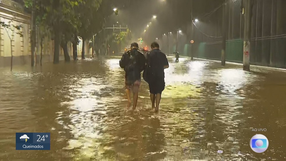 Rua do Jardim Botânico ficou interditada com a inundação — Foto: Reprodução/TV Globo