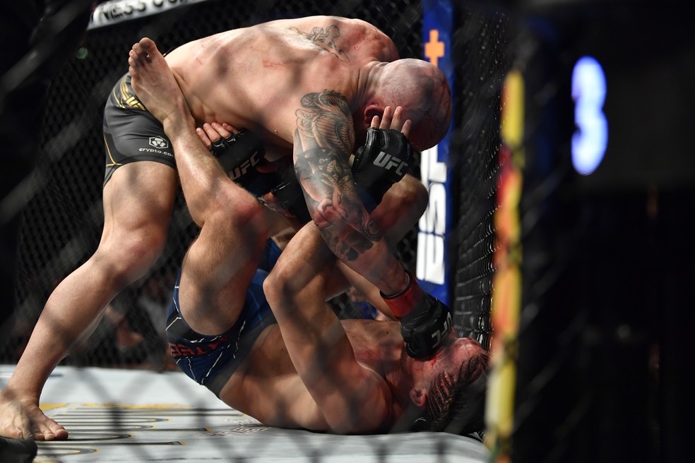 Alexander Volkanovski mostrou muita raça e resistência física contra Brian Ortega no UFC 266 — Foto: Getty Images