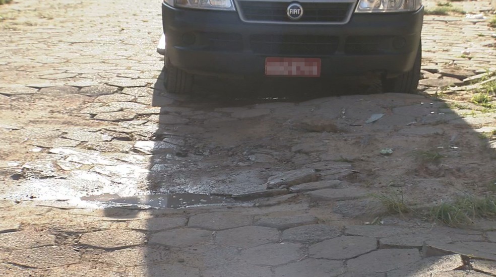Moradores tem prejuÃ­zo por buracos em ruas de Itapetininga â€” Foto: ReproduÃ§Ã£o/TV TEM