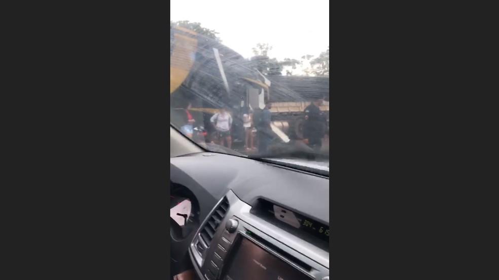 Colisão entre ônibus e carreta deixa mortos na BR-364 em Presidente Médici — Foto: Reprodução/Facebook