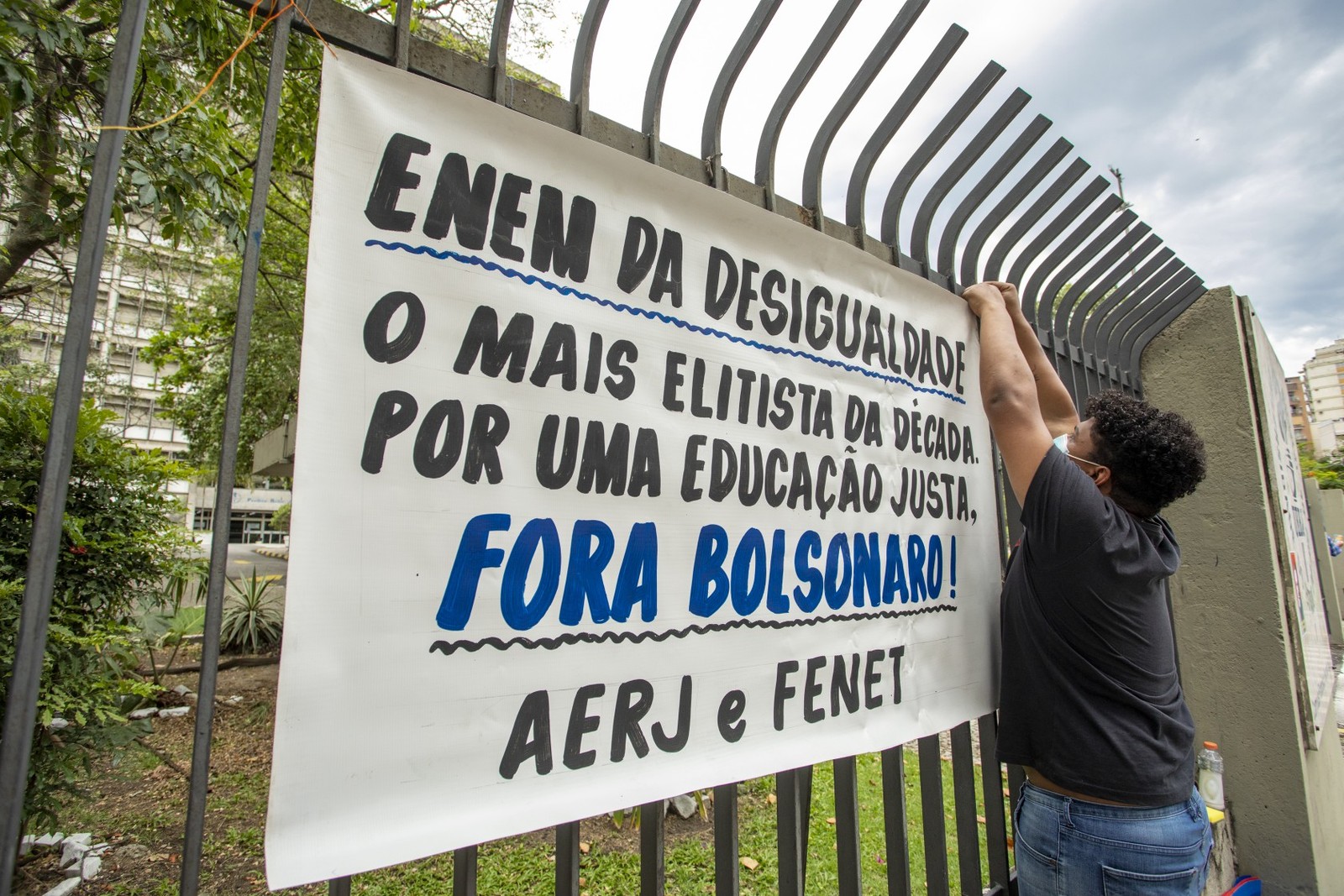 Na Uerj, no Rio, estudantes penduram faixa contra o governo Bolsonaro, criticando desigualdade de oportunidades para que candidatos se preparassem para o exame durante a pandemia Agência O Globo