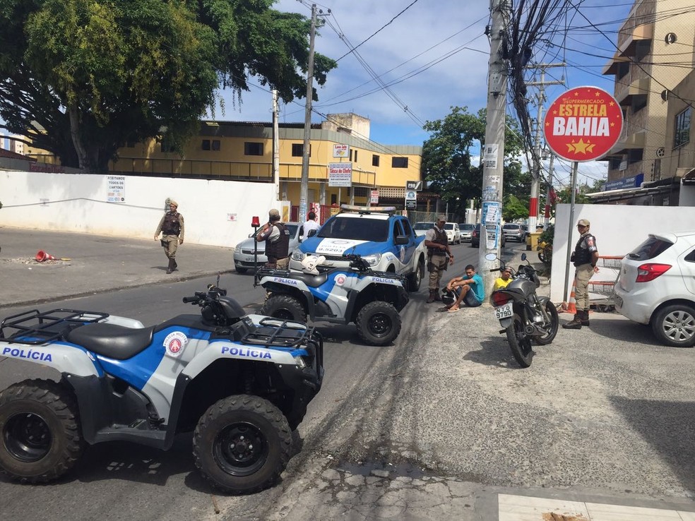 Dupla foi presa na Avenida Luís Tarquínio, quando ordena fechamento do comércio na região (Foto: SSP-BA/ Divulgação)