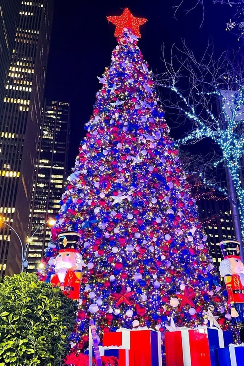 Tradicional árvore de Natal em Nova York é incendiada. Homem foi preso |  Trending | Glamour