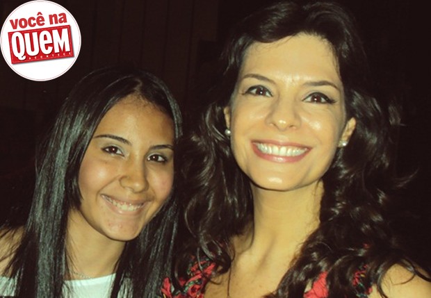 Juliana Ribeiro e Helena Ranaldi (Rio de Janeiro – RJ): “Tenho 16 anos e sou muito fã da Helena Ranaldi. Essa foto foi tirada na estreia da peça "O Caso Valkiria R”. O convite dela para assistir a peça, foi um dos melhores presentes da minha vida” (Foto: Reprodução)