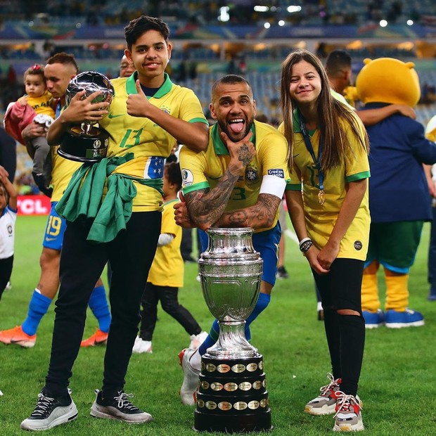 Dani Alves com os filhos (Foto: Reprodução/Instagram)