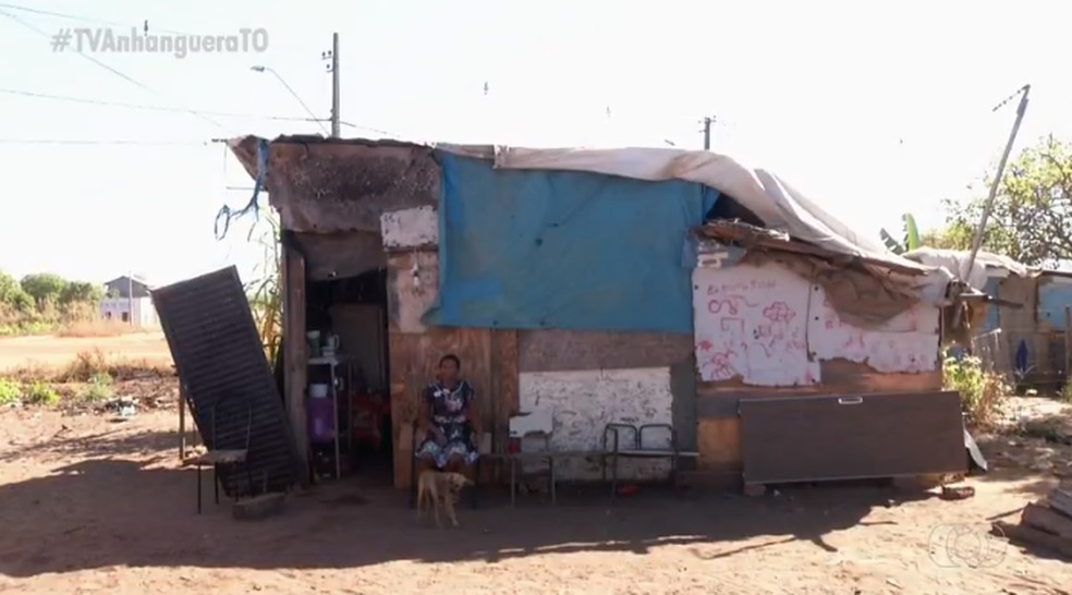 Sem emprego, Francidalva Reis mora nesse barraco com três filhos — Foto: TV Anhanguera/ Reprodução