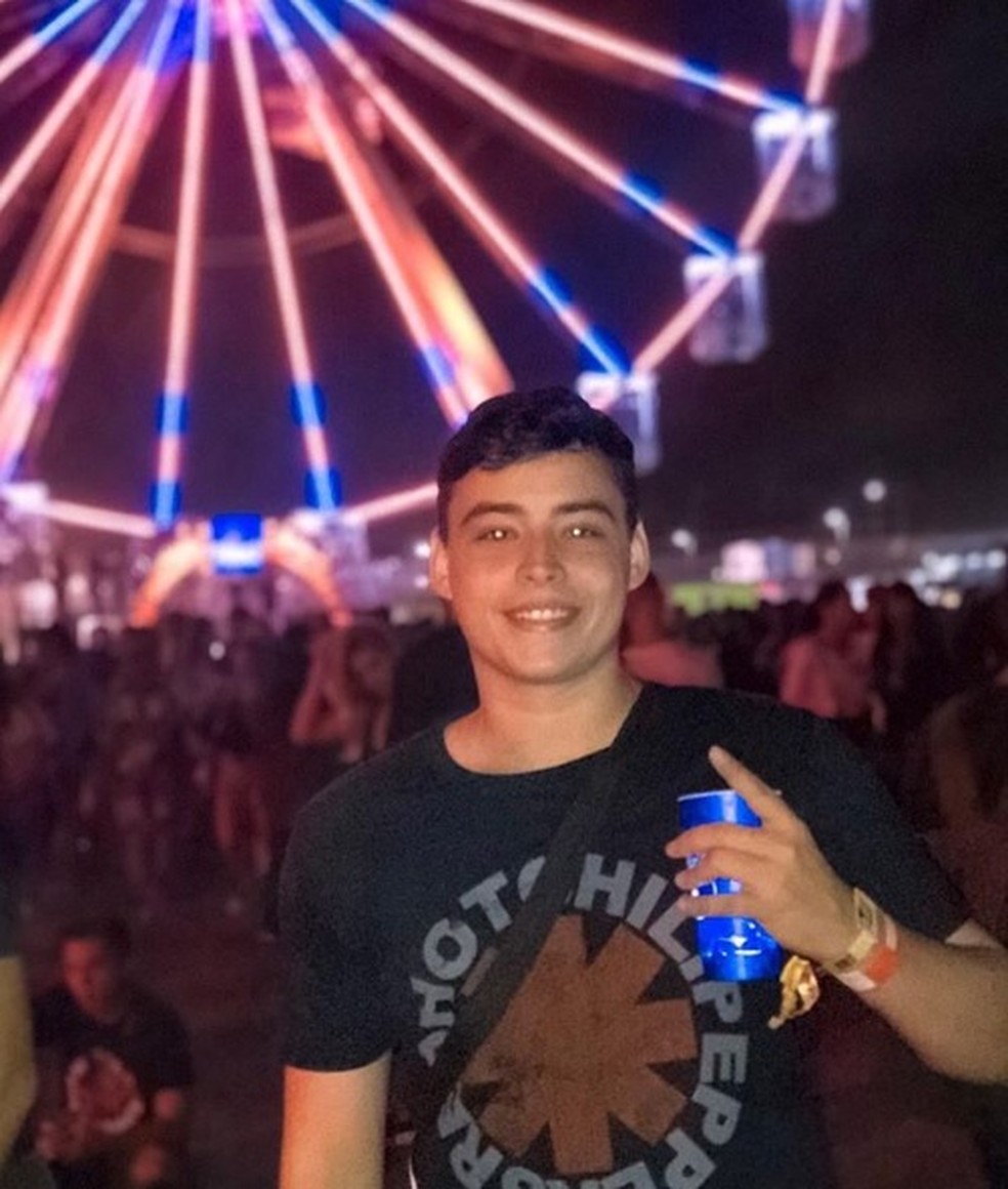 Estudante de direito Sandro Correia morreu após ônibus tombar na BR-259, em Serro — Foto: Reprodução/Instagram