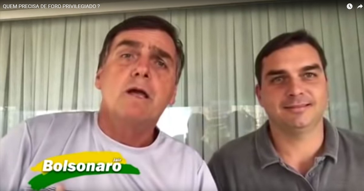 Em vídeo de 2017, Jair Bolsonaro diz ao lado do filho Flávio: 'Eu não quero foro privilegiado'