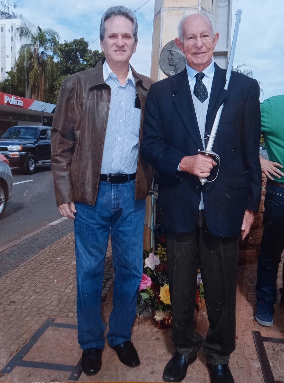 Alberico Pasqualini (à esquerda) e Benjamin Resende (à direita) com a espada do Coronel Brisola — Foto: Arquivo Pessoal