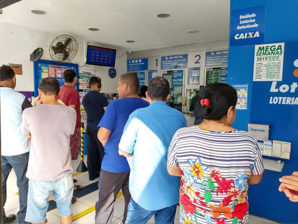 Loterias amanheceram lotadas de apostadores em busca do prÃªmio de R$ 140 milhÃµes â Foto: Aline Oliveira/ TVM