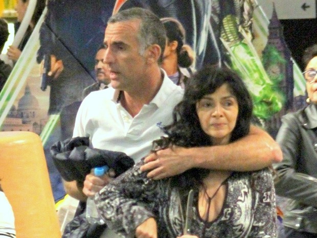 Claudia Ohana curte cinema com novo namorado no Rio de ...