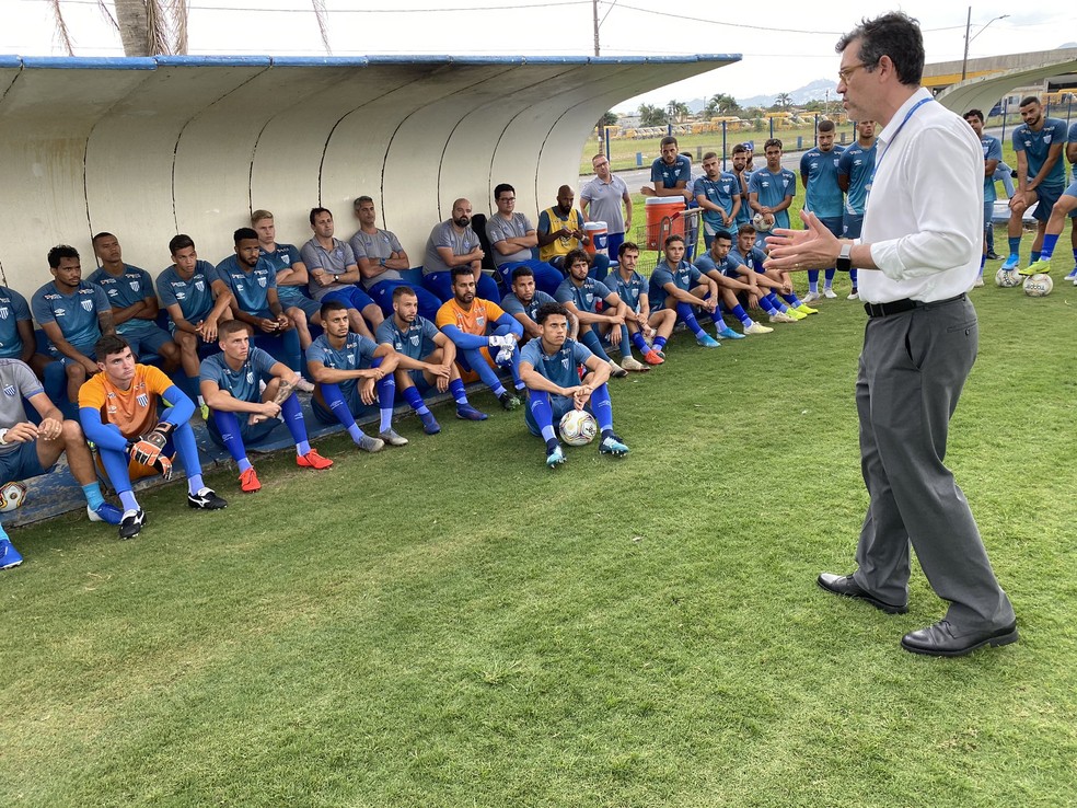 Antes da paralisação, médico Luis Fernando Funchal, do Avaí, orientou jogadores do elenco — Foto: Divulgação / Avaí FC