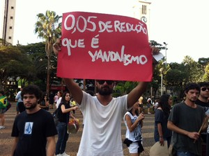 Estudante usa cartaz para desabafar (Foto: Fernanda Resende/G1)