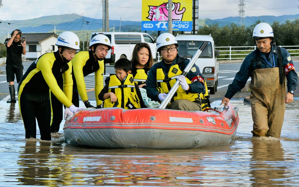 Equipe de resgate usam barco de borracha para retirar moradores de áreas alagadas Fukushima — Foto: Kyodo News / via AP Photo