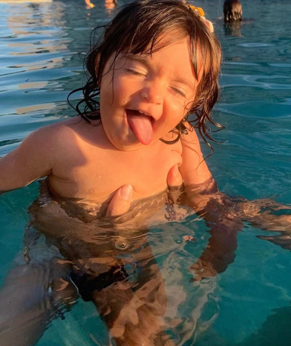 Kyara Lis na natação após tomar o "remédio mais caro do mundo". — Foto: Redes sociais/Reprodução